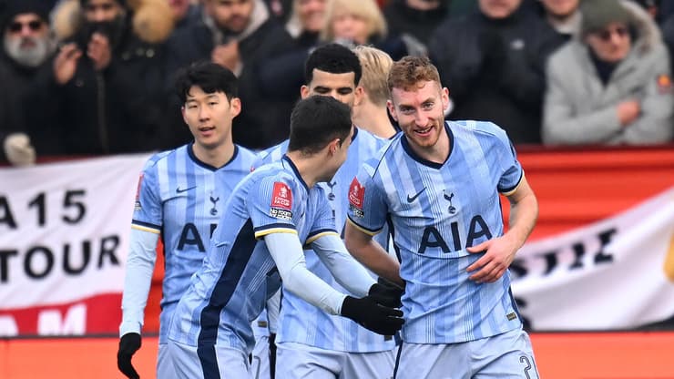 האיכות הכריע בסופו של דבר. שחקני טוטנהאם חוגגים עם דיאן קולוסבסקי (Michael Regan/Getty Images) שחקני טוטנהאם חוגגים עם דיאן קולוסבסקי