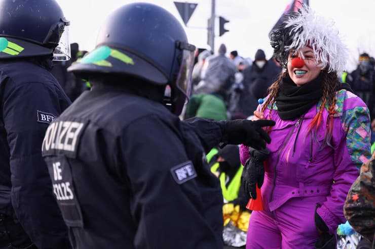 גרמניה כינוס מפלגת אלטרנטיבה לגרמניה מפגינים נגדה