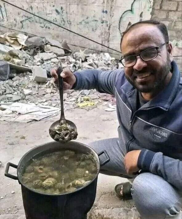 מחמוד זכי אלעאמודי טוען שבישל את בשר הכריש (צילום: מתוך אינסטגרם) מחמוד זכי אלעאמודי טוען שבישל את בשר הכריש