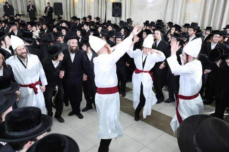 רוקדים בבגדי כהנים באירוע במודיעין עילית (צילום: רובי שם טוב) רוקדי עם בגדי כהנים באירוע במודיעין עילית