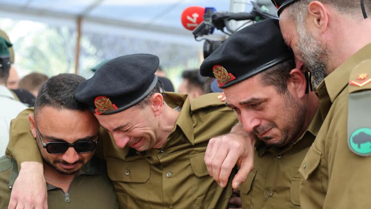 הלווייתו של רס"ם במיל' אלכסנדר פדורנקו ז"ל (צילום: אביגיל עוזי) הלווייתו של רס"מ במיל׳ אלכסנדר פדורנקו ז״ל, בבית העלמין הצבאי בחולון-בת ים