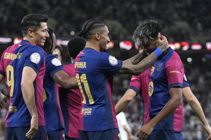 שחקן ברצלונה לאמין ימאל עם ראפיניה