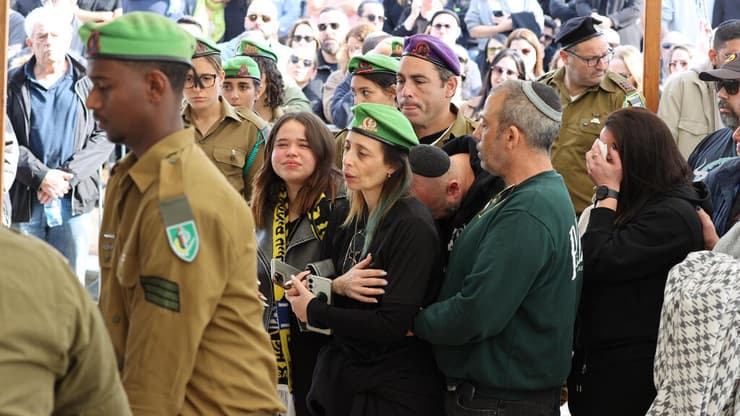 גלי, אימו של סמל מעיין, בהלווייתו (צילום: יריב כץ) הלווייתו של סמל יהב מעיין ז"ל בבית העלמין הצבאי במודיעין