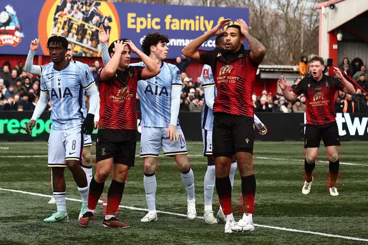 היו קרובים לסנסציה בתום 90 הדקות. שחקני טאמוורת מאוכזבים (HENRY NICHOLLS / AFP) שחקני טאמוורת מאוכזבים