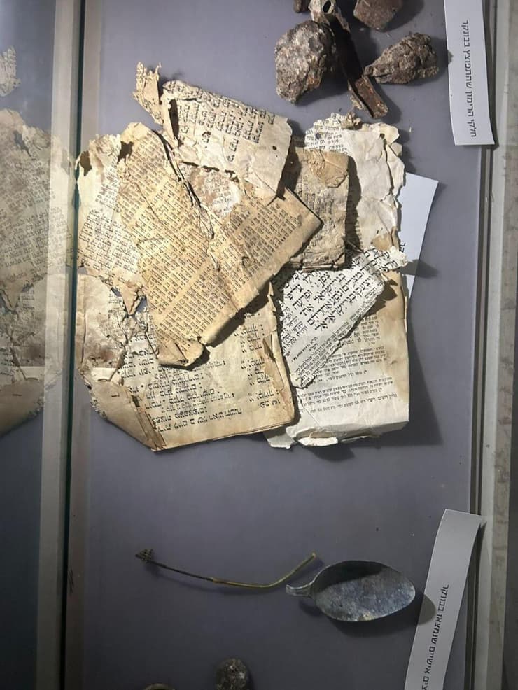 חלקי רימון שהתפוצץ בבונקר ודפי סידור