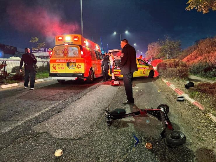 רוכב קורקינט חשמלי שנפגע מרכב בדרך אם המושבות בבני ברק