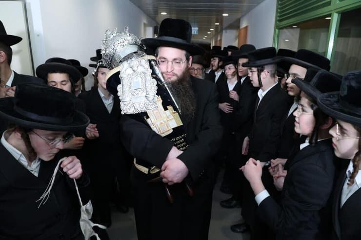 הכנסת ספר התורה במודיעין עילית (צילום: רובי שם טוב) הכנסת ספר התורה במודיעין עילית