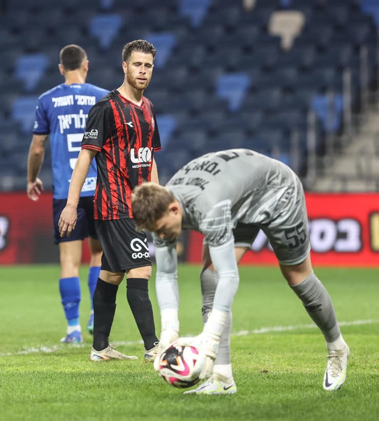 שוער הפועל באר-שבע ניב אליאסי מול שחקן הפועל חיפה גיא מלמד