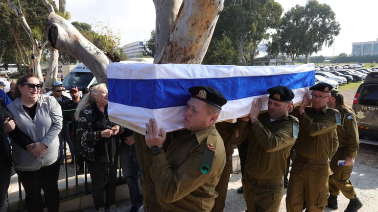 צילום: אביגיל עוזי הלווייתו של רס"מ במיל׳ אלכסנדר פדורנקו ז״ל, בבית העלמין הצבאי בחולון-בת ים