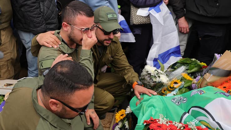 צילום: אביגיל עוזי הלווייתו של רס"מ במיל׳ אלכסנדר פדורנקו ז״ל, בבית העלמין הצבאי בחולון-בת ים