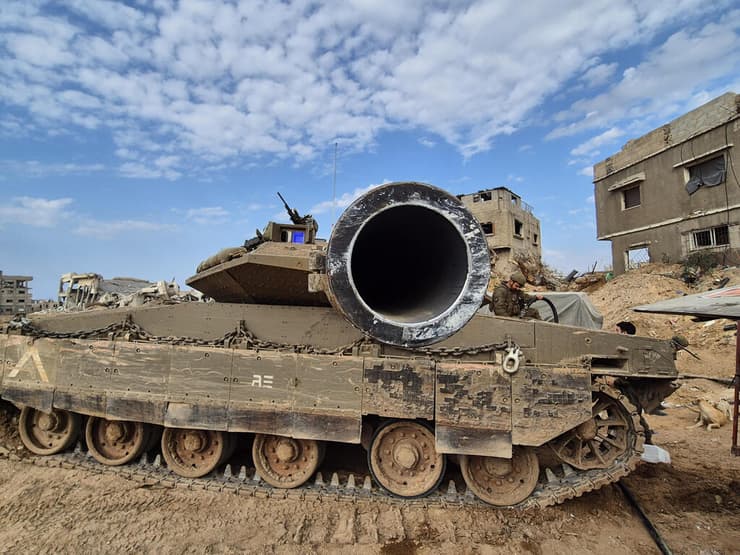 יואב קרן עם לוחמי חטיבה 188 בעזה