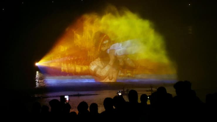 אנשים צופים במופע אור וקול בערב שלפני תחילת פסטיבל מאהה קומבה מלה בפריאגרג'