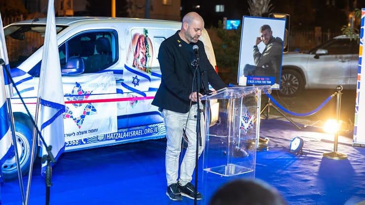 מושיקו מוסקוביץ בטקס השקת רכב הבאגטים לזכרו של ענר שפירא