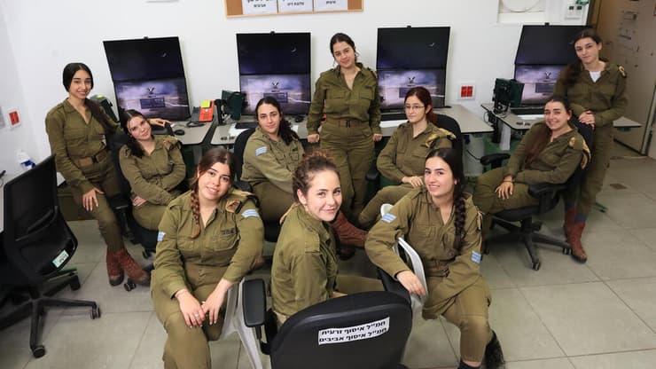  התצפיתניות בחמ"ל. "די הגיוני שנתאהב ככה בגזרה שלנו"