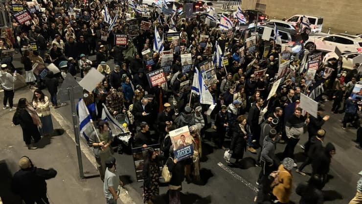 מפגינים מפורום תקווה נגד עסקת חטופים