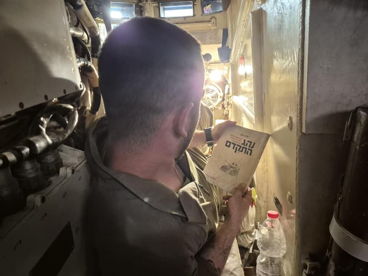 יואב קרן עם לוחמי חטיבה 188 בעזה