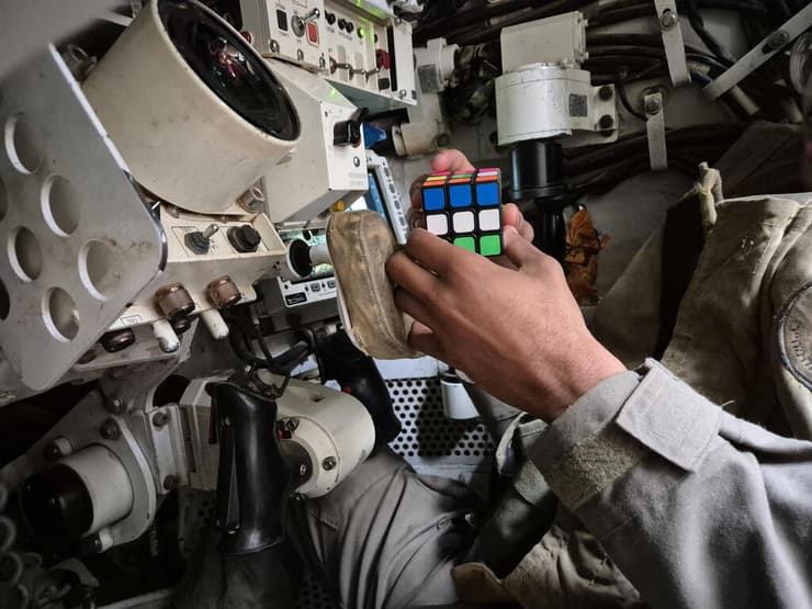 יואב קרן עם לוחמי חטיבה 188 בעזה