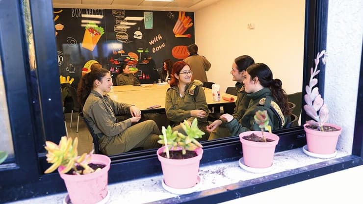 התצפיתניות בבסיס החדש (מחנה ג'למה)
