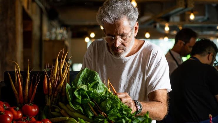 הגזוז כלול במחיר. איל שני במסעדת מלכה (צילום: אסף קרלה) איל שני במסעדת מלכה
