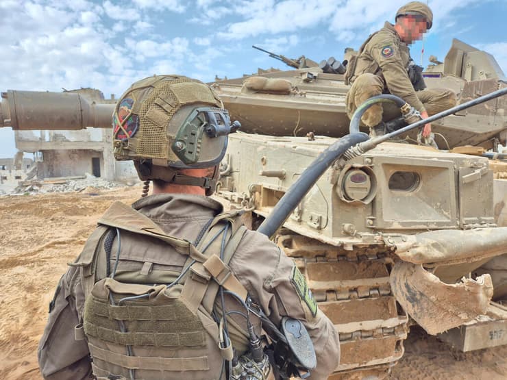 יואב קרן עם לוחמי חטיבה 188 בעזה