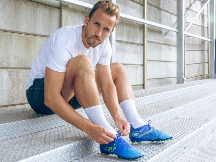 הארי קיין עם נעלי סקצ'רס