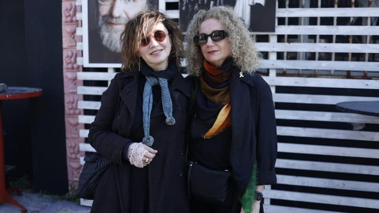 (מימין) יבגניה דודינה ולנה קריינדלין, מנכ"לית תיאטרון גשר. מתוך הצגת רפרטואר גשר לשנת 2025 (צילום: דרור סיתהכל, גשר) הצגת רפרטואר תיאטרון גשר לשנת 2025