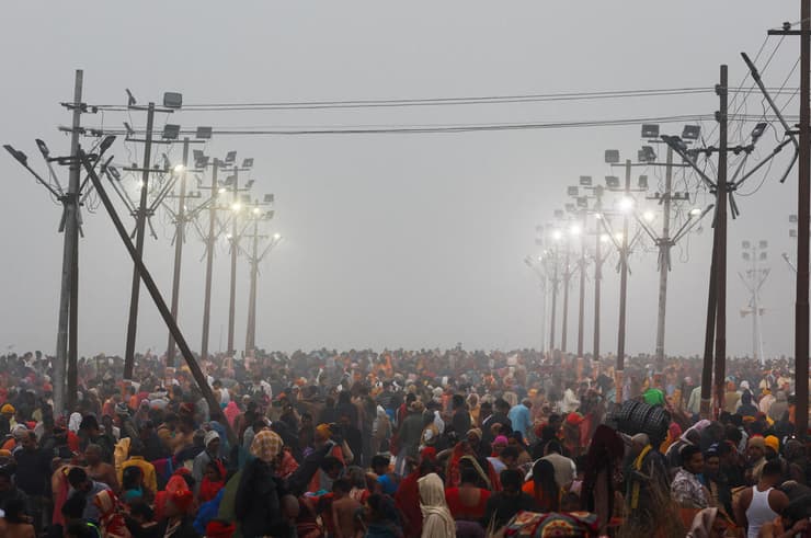 מאמינים מתאספים ביום בו הם טובלים טבילה קדושה בסנגם, מקום מפגשם של הנהרות גנגס, ימונה וסרסוואטי, במהלך פסטיבל "מאהה קומבה מלה"