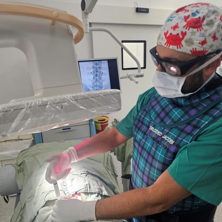 הזרקה תחת שיקוף (רנטגן) על-ידי ד"ר עודד יעקבי במרפאת כאב אונקולוגי שיבא (צילום: אלכסיי סרבניצקי) הזרקה תחת שיקוף (רנטגן) על-ידי ד"ר עודד יעקבי במרפאת כאב אונקולוגי שיבא