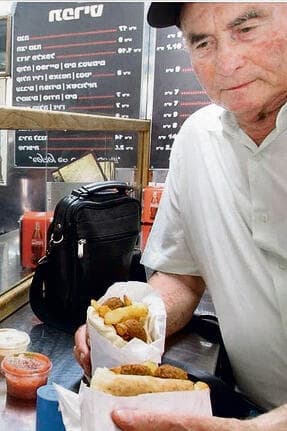 "אישיות יוצאת דופן". דוגו ז"ל עם מנת פלאפל yk14222774