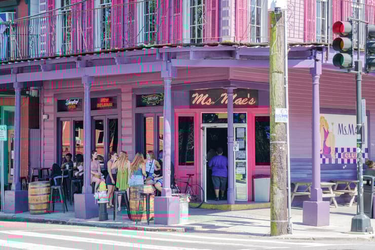 הבר המפורסם Ms. Mae's בפינת שדרות נפוליאון ורחוב מגזין (צילום: shutterstock) הבר המפורסם Ms. Mae's בפינת שדרות נפוליאון ורחוב מגזין