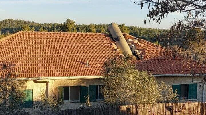 חלקי יירוט פגעו בגגות בתים במבוא ביתר וצור הדסה