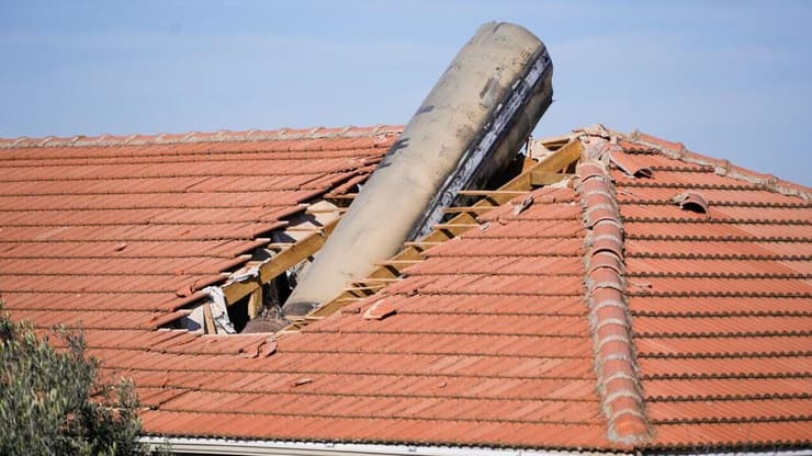 חלקי יירוט פגעו בגג של בית במבוא בית"ר וגרמו לנזק