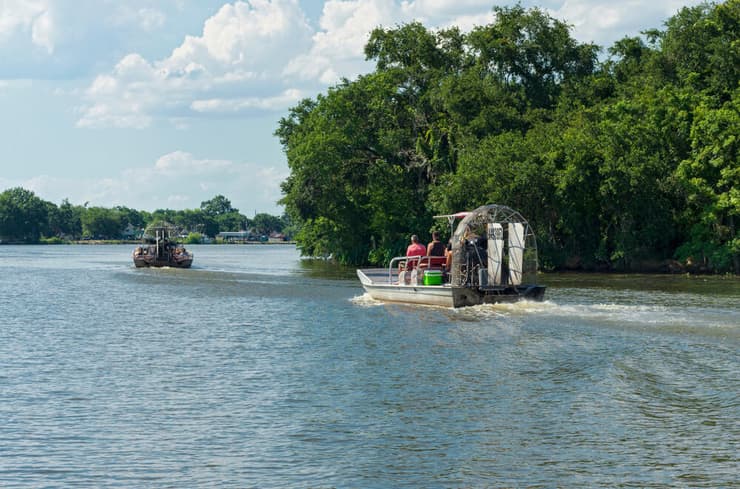 סיורי האיירבואט מתחילים את מסעם לעבר הביצות והבַּיּוּ של אזור דלתת נהר המיסיסיפי מחוץ לניו אורלינס. (צילום: shutterstock) סיורי האיירבואט מתחילים את מסעם לעבר הביצות והבַּיּוּ של אזור דלתת נהר המיסיסיפי מחוץ לניו אורלינס.