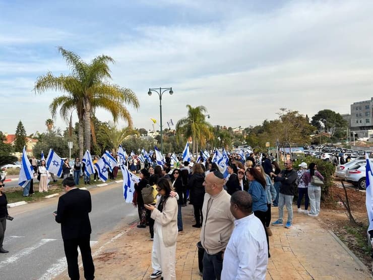 שיירת הדגלים של תושבי חדרה למען גיא (צילום: מאיר תורג'מן) תושבי גדרה מלווים את סמ"ר גיא כרמיאל ז"ל בדרכו האחרונה