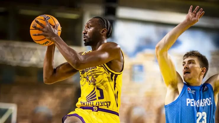 טאקר, אתמול מול פטקימספור (צילום: FIBA PHOTOS) טאקר