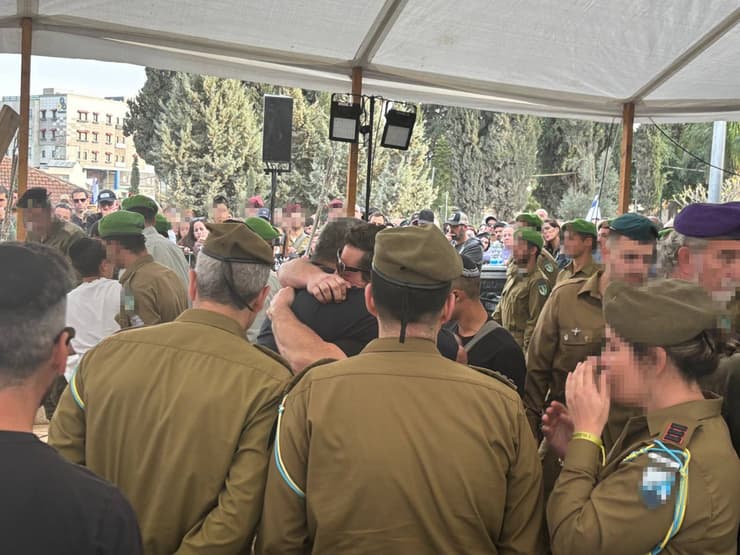 תא״ל במיל' שמחי מחבק את אביו של גיא ז"ל (צילום: מאיר תורג'מן) תא״ל במיל' דדי שמחי אבא של גיא שמחי ז״ל (מגדרה) מחבק את אורן האבא של גיא כרמיאל ז"ל