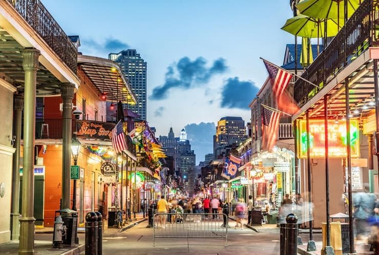 פאבים וברים עם אורות ניאון ברובע הצרפתי, במרכז העיר ניו אורלינס (צילום: shutterstock) פאבים וברים עם אורות ניאון ברבע הצרפתי, במרכז העיר ניו אורלינס
