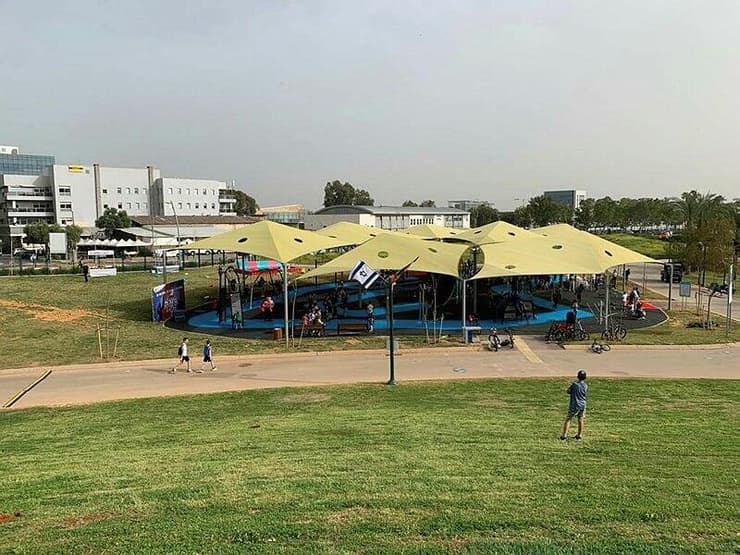 דשא, לא סינטטי (צילום: עיריית כפר סבא) דשא, לא מפלסטיק