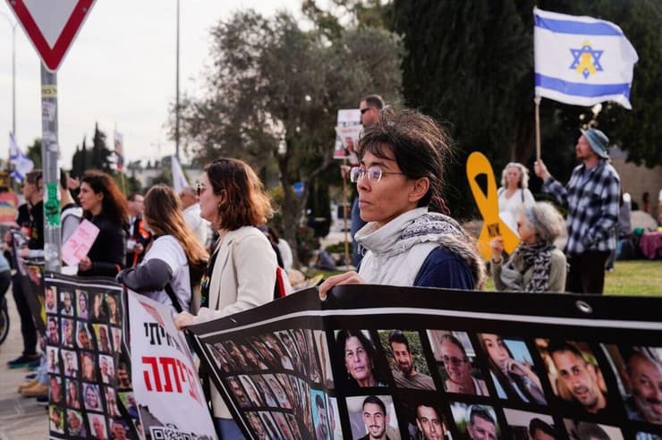 מפגינים אל מול לשכת רה"מ בו מתקיימת פגישה של נתניהו עם משפחות חטופים