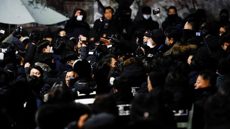 שוטרים מחוץ למעון ה נשיא המודח של דרום קוריאה ב סיאול