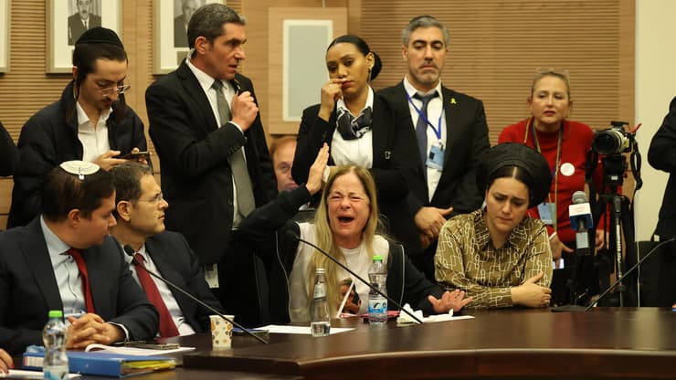 חנה כהן, דודה של ענבר היימן שלא נמצאת ברשימת החטופים שחוזרים בעסקה, צועקת על שר הביטחון בוועדת חוץ וביטחון