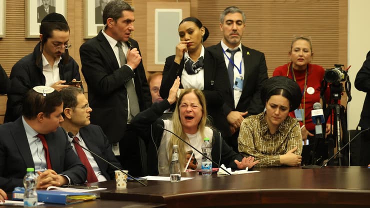 דודתה של הימן בוועדה. "משווקים סלקציה כעסקה הומניטרית" ( צילום: עמית שאבי) חנה כהן, דודה של ענבר היימן שלא נמצאת ברשימת החטופים שחוזרים בעסקה, צועקת על שר הביטחון בוועדת חוץ וביטחון