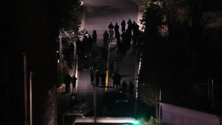 המאבטחים של נשיא דרום קוריאה המודח מחוץ למעון ב סיאול