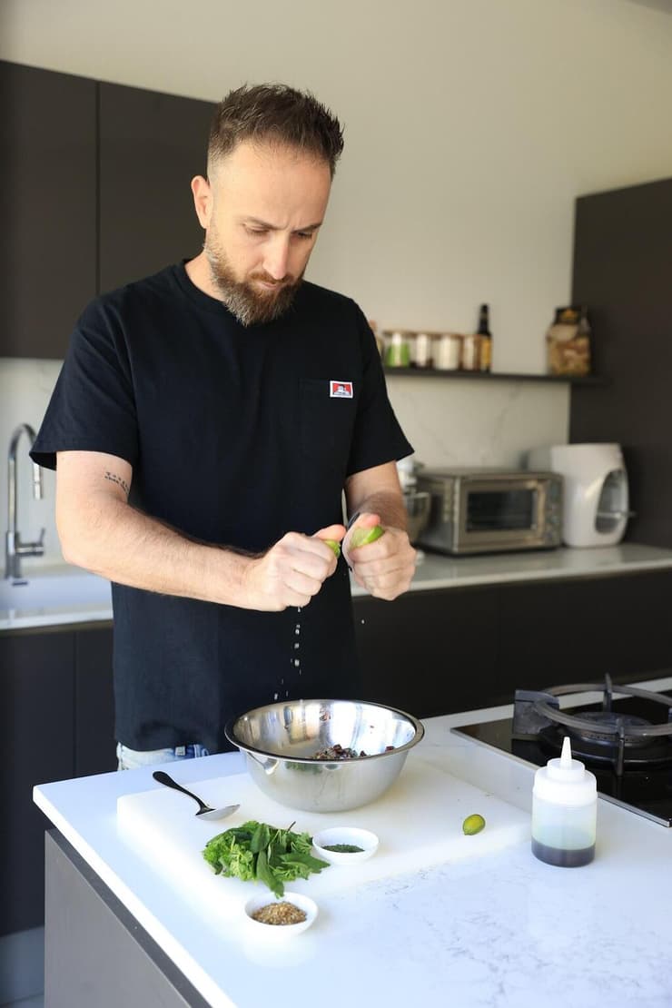 בר בפעולה (צילום: אלעד גרשגורן) בלוגר האוכל עמיחי בר