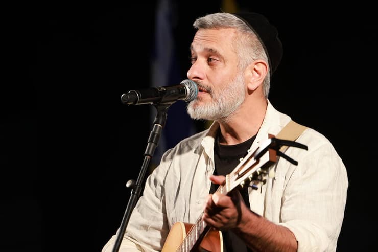 אביתר בנאי בעצרת שרים לשובם בכיכר החטופים