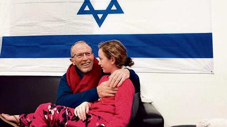 אמילי הנד פוגשת את אביה תומאס ברגע השחרור משבי חמאס. הכרח מוסרי (צילום: דובר צה"ל) הילדה החטופה אמילי הנד פוגשת את אביה תומאס ברגע השחרור