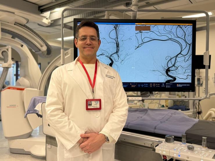 ד"ר ולדימיר בורדצקי על רקע הדמיית העורק הפגוע