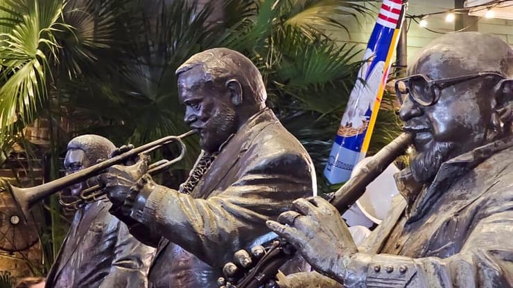 פסלים של אנטואן פאטס דומינו, אל ג'ומבו הירט ופיט פונטיין בפארק אמני המוזיקה בניו אורלינס ברחוב בורבון (צילום: shutterstock) פסלים של אנטואן פאטס דומינו, אל ג'ומבו הירט ופיט פונטיין בפארק אגני המוזיקה בניו אורלינס ברחוב בורבון בניו אורלינס