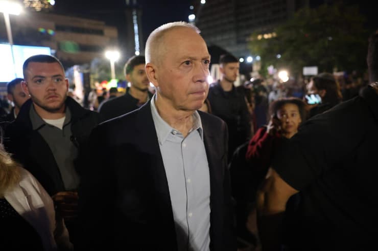 שר הביטחון לשעבר, יואב גלנט, בכיכר החטופים