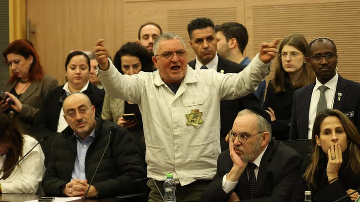 דני אלגרט, אחיו של איציק, בכנסת ( צילום: עמית שאבי) דני אלגרט, אחיו של החטוף איציק אלגרט, צועק על שר הביטחון בוועדת חוץ וביטחון